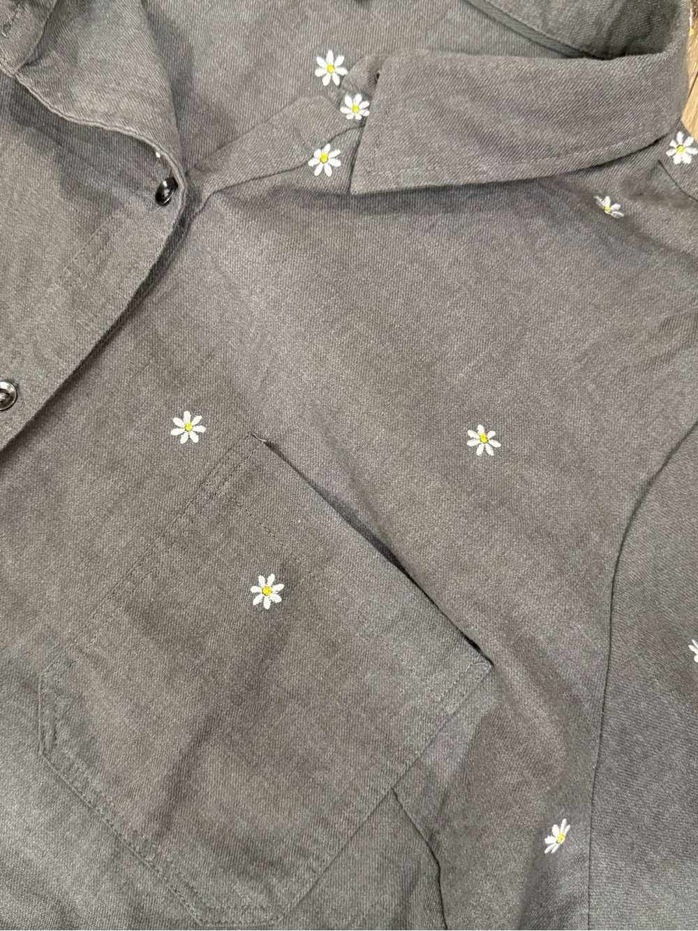 torrid Charcoal Gray Button-Up Shirt with White Daisy Detail - Picture 3 of 4